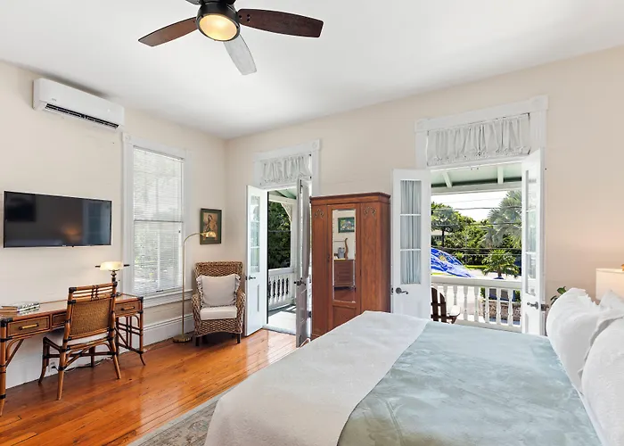 Hotels Close to Airport Conch House Heritage Inn